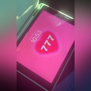 pretty silver Ipad 32GB